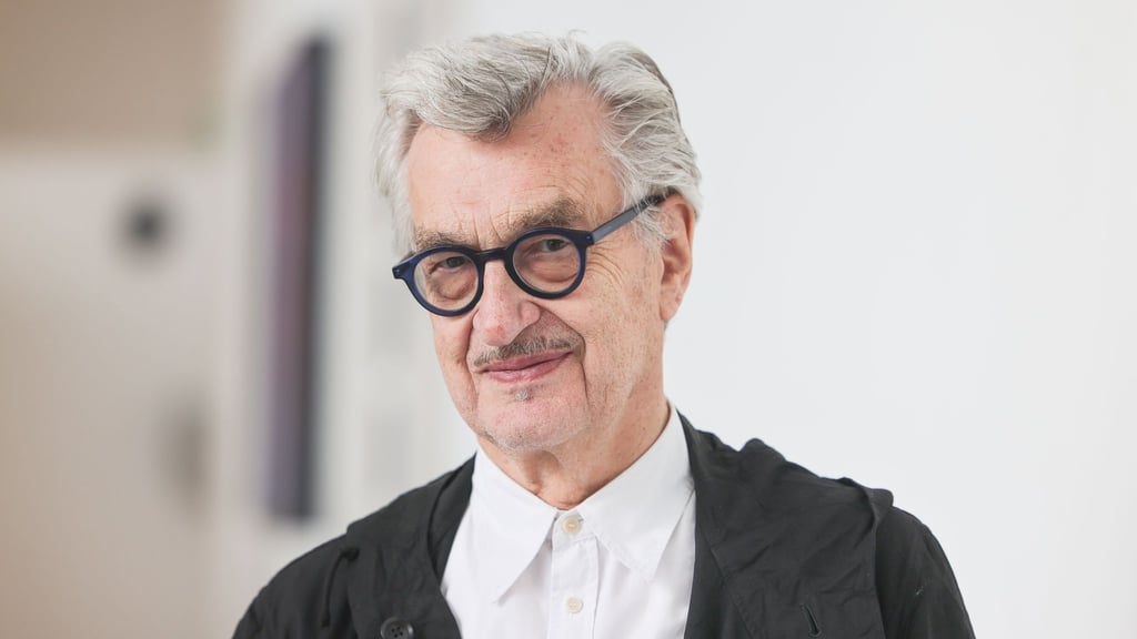 Wim Wenders schaut am Morgen erst einmal aus dem Fenster. (Archivfoto)