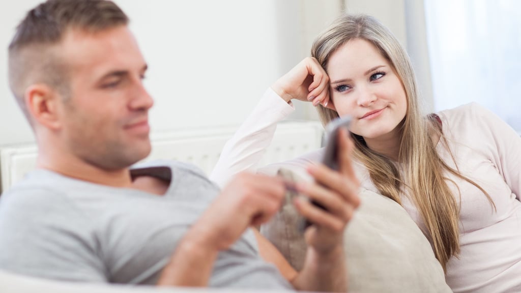 Der Partner schreibt sich minutenlang mit seiner Ex-Freundin hin und her. Das kann bei der neuen Partnerin schnell Eifersucht auslösen.