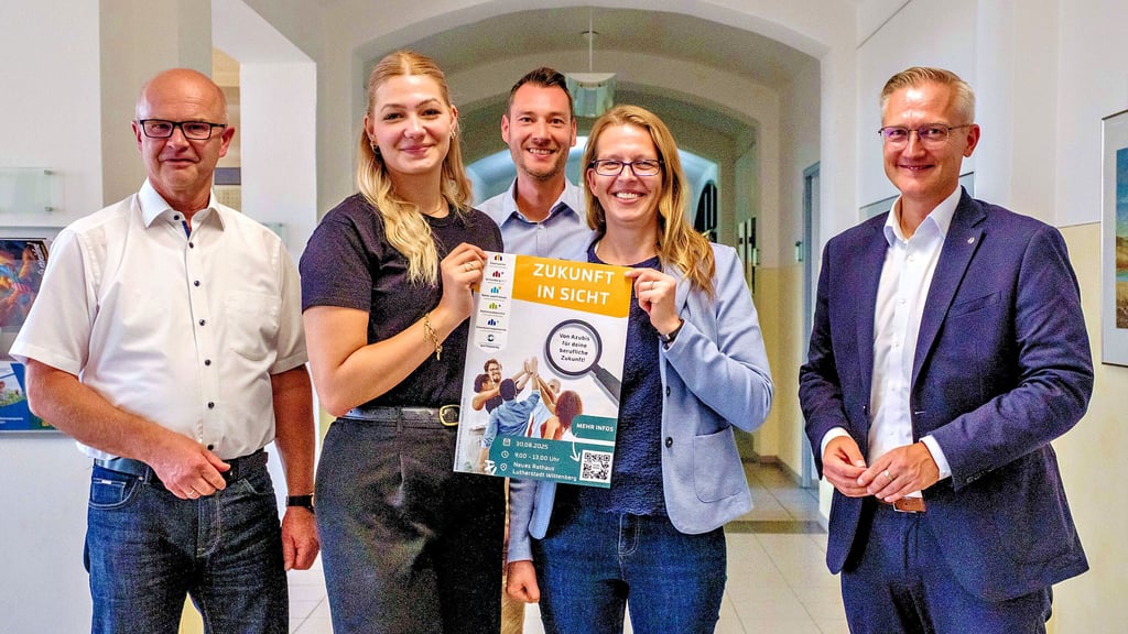 Vertreter der Stadtwerke Wittenberg und aus der Stadtverwaltung, rechts Bürgermeister André Seidig, werben für einen Tag der offenen Tür.
