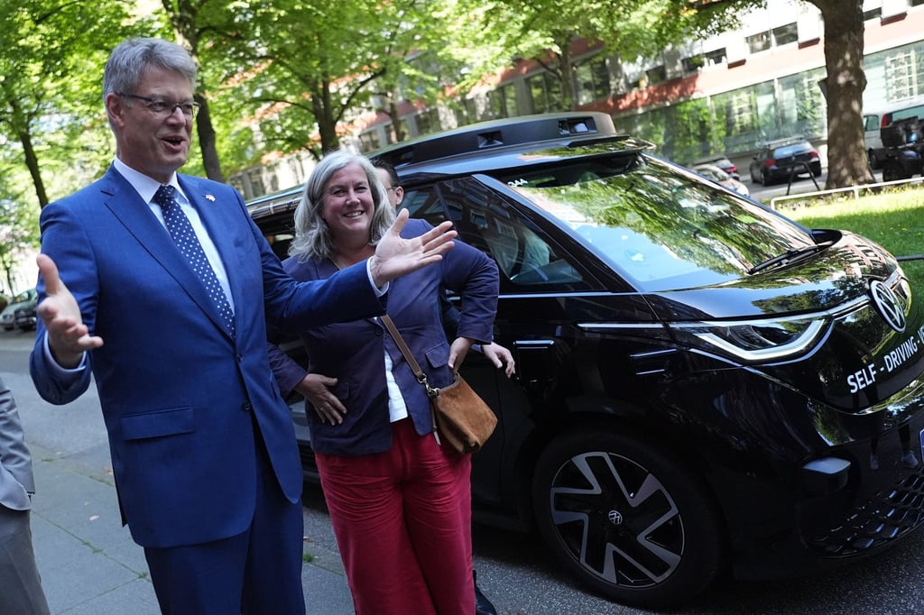 Schnieder und Alexander unterzeichnen Absichtserklärung zur Schaffung einer direkten Schienenverbindung zwischen Deutschland und Großbritannien.
