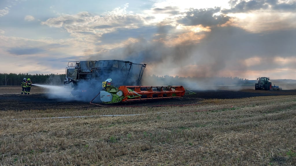 Fast 60 Kameraden der umliegenden Feuerwehren aus Gladau, Dretzel, Tucheim, Paplitz, Genthin, Krüssau, Rietzel sowie Parey waren beim Brand des Mähdreschers im Einsatz.