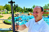 BFG-Geschäftsführer Thomas Gruschka freut sich über Temperaturen von 35 Grad und ein volles Erlebnisbad.