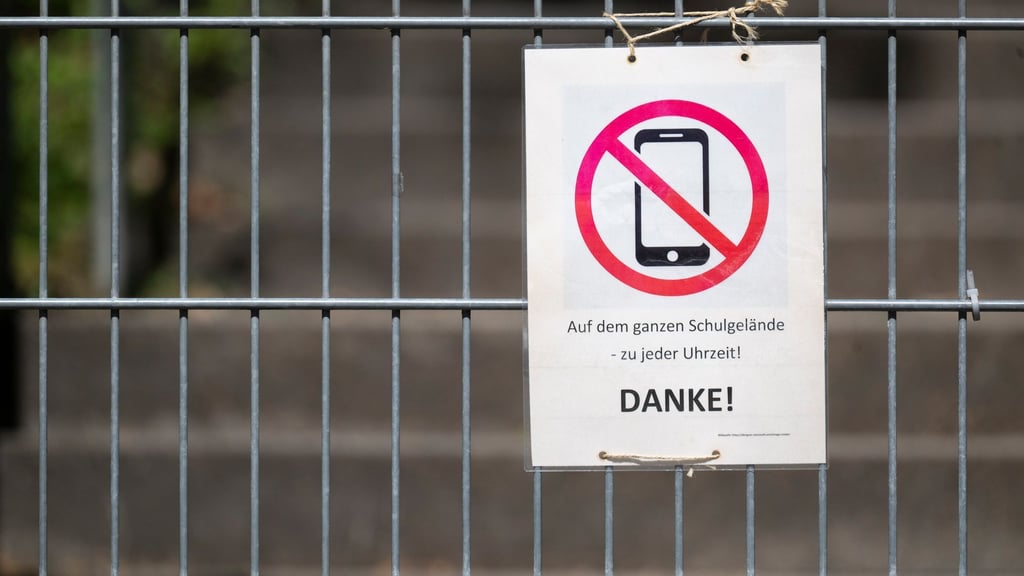 Für viele Schülerinnen und Schüler in der Stadt Bremen gilt künftig ein Handyverbot auf dem Schulgelände. (Symbolbild)