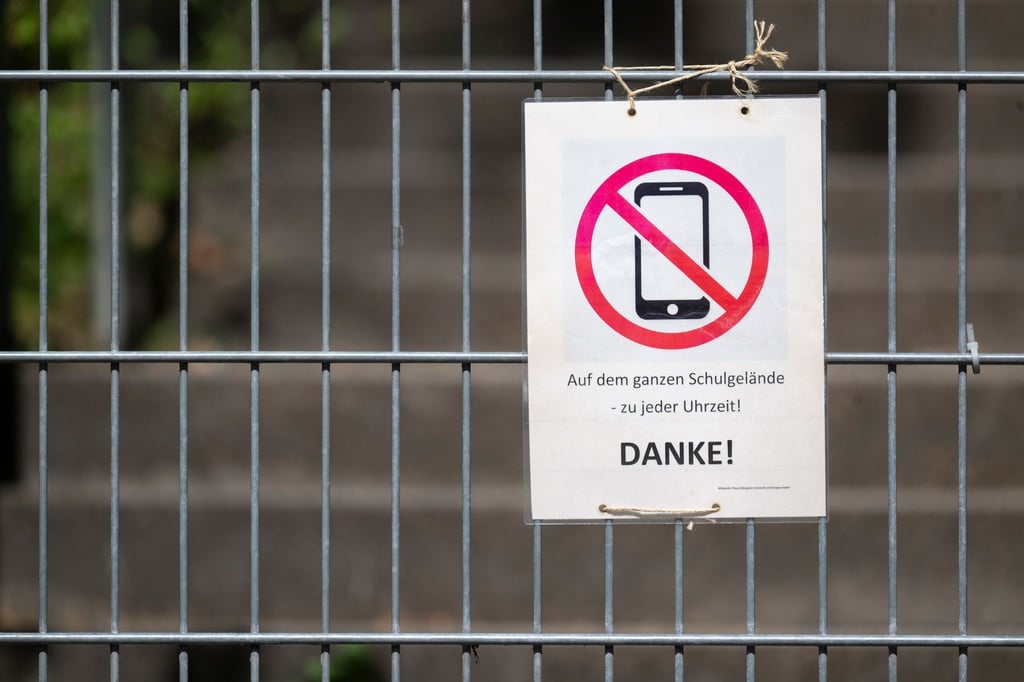 Für viele Schülerinnen und Schüler in der Stadt Bremen gilt künftig ein Handyverbot auf dem Schulgelände. (Symbolbild)