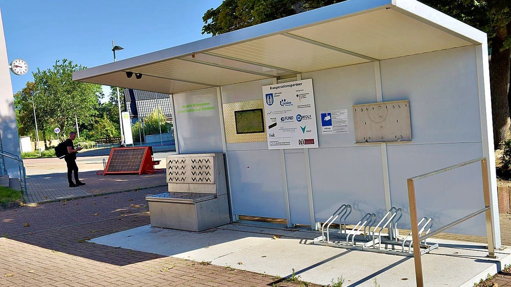 Die Mobilitätsstation am Bahnhof bietet einen trostlosen Anblick.