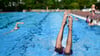 Ein Mann springt im Sommerbad Kreuzberg ins Becken. (Archivbild)