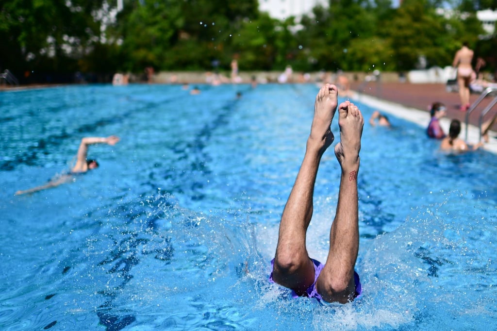Ein Mann springt im Sommerbad Kreuzberg ins Becken. (Archivbild)
