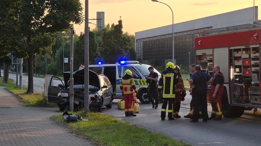 Das Auto ist frontal mit einer Ampel kollidiert.
