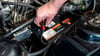 Hitze, häufige Kurzstrecken und lange Standzeiten belasten die Batterie und verkürzen ihre Lebensdauer.