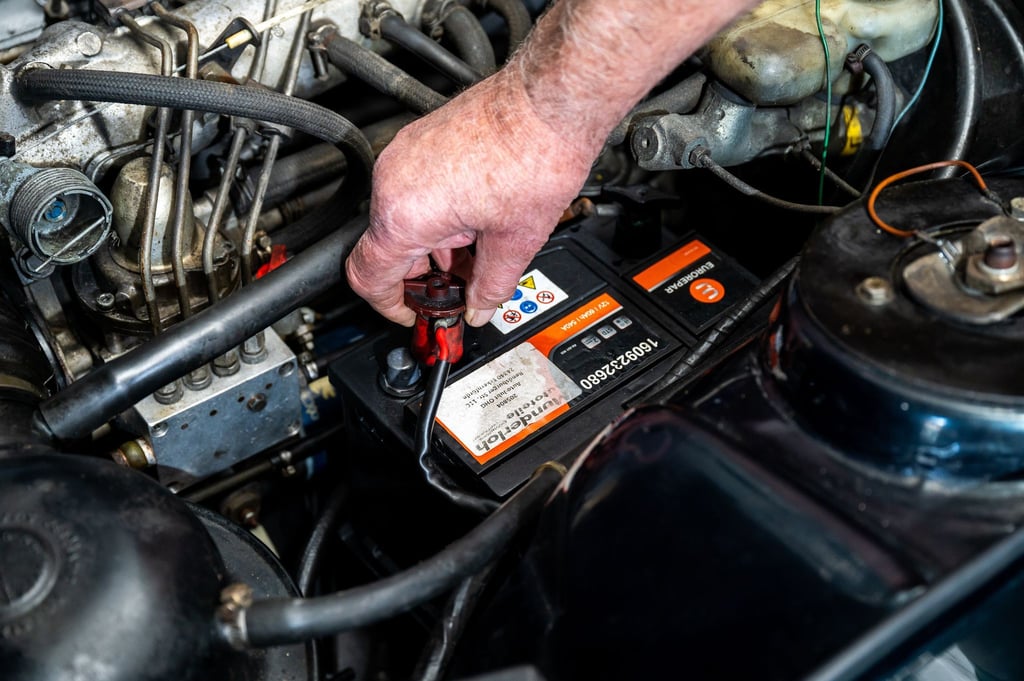 Hitze, häufige Kurzstrecken und lange Standzeiten belasten die Batterie und verkürzen ihre Lebensdauer.
