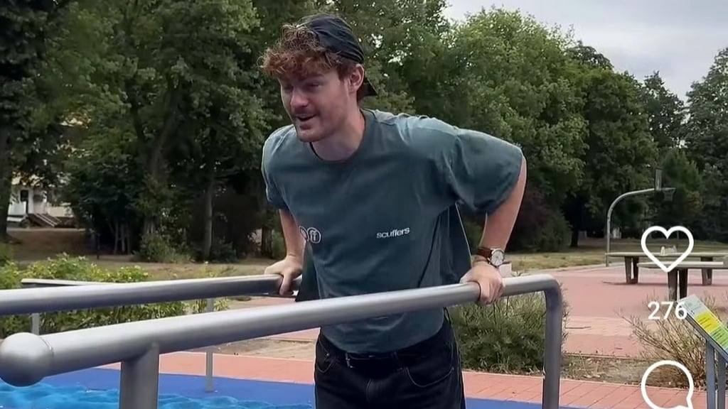 Nico Abrell probiert die Fitnessanlage in der Grünen Lunge aus.
