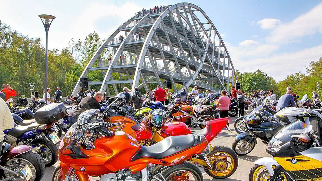 Am Bitterfelder Bogen findet vor der Ausfahrt der Gottesdienst zum Bikertreff statt.