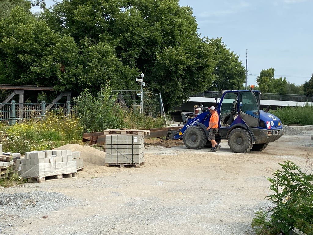An der Kanonenbahnbrücke in Magdeburg wird derzeit die historische Ufermauer an der Alten Elbe saniert. 