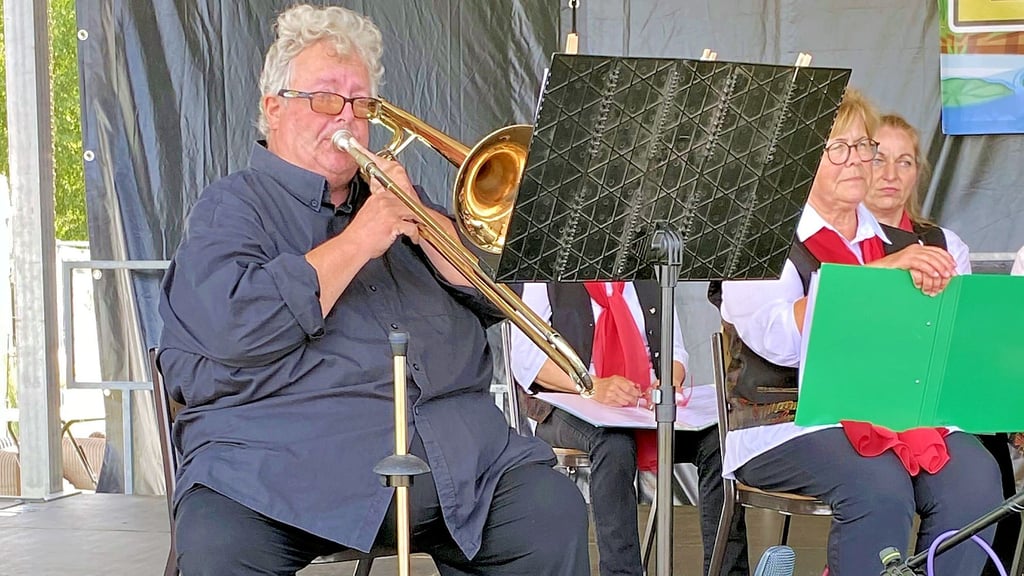 Stephan Senftleben auf der Bühne beim Elbauenfest.