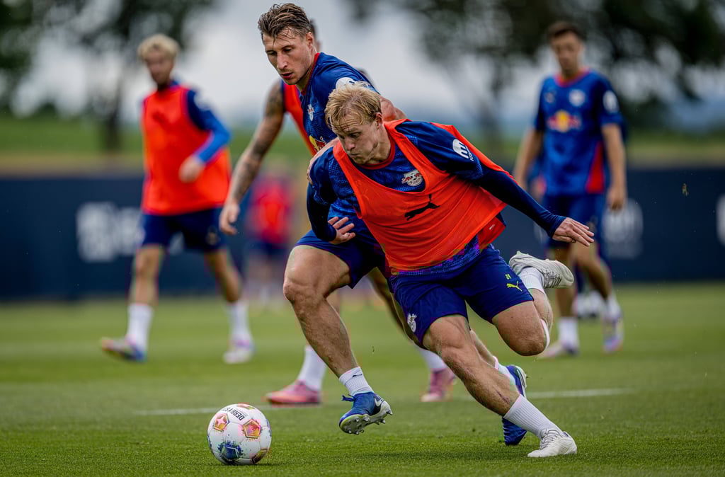 Willi Orban und Xaver Schlager im Duell im Training.
