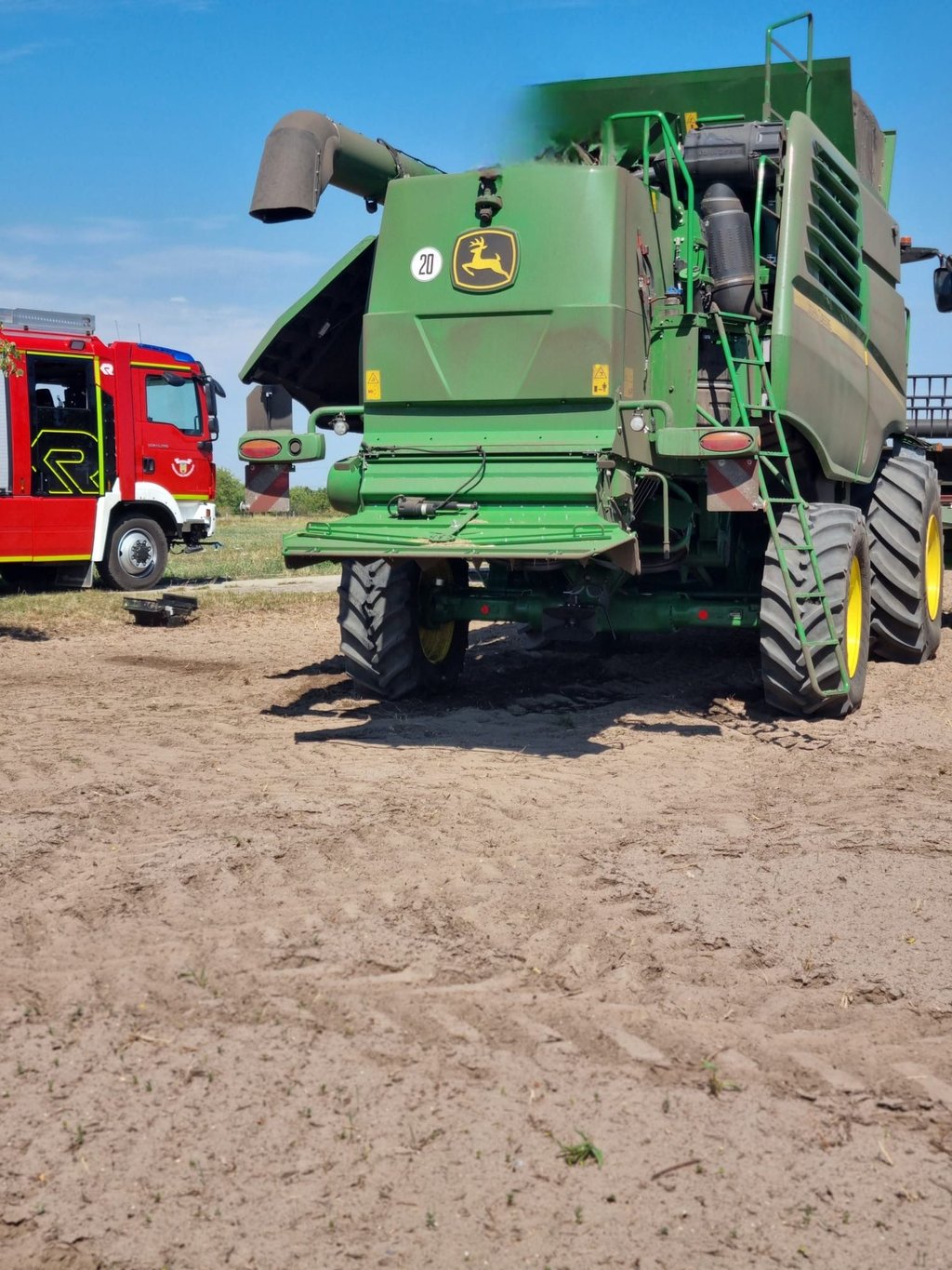 Während eines Feldbrandes bei Schartau war bei einem Mähdrescher ein Feuer entstanden.
