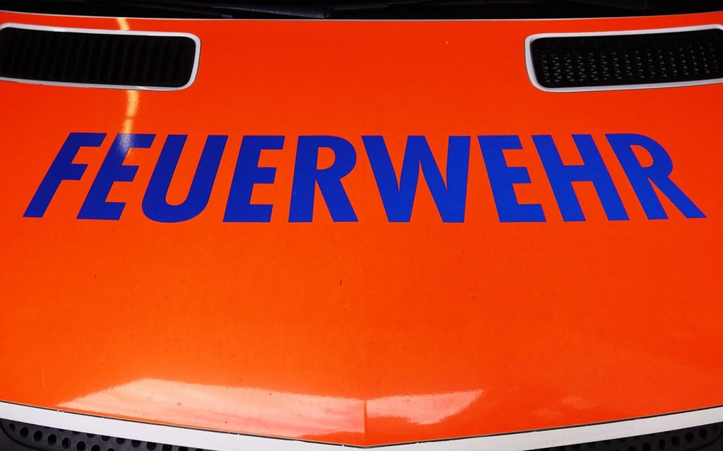 Das Feuer ist im Maschinenraum eines Segelschiffs ausgebrochen. (Symbolbild)