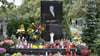 Am Grab des tschechischen Sängers Karel Gott auf dem Malvazinky-Friedhof stehen frische Blumen und brennende Kerzen. (Archivbild)