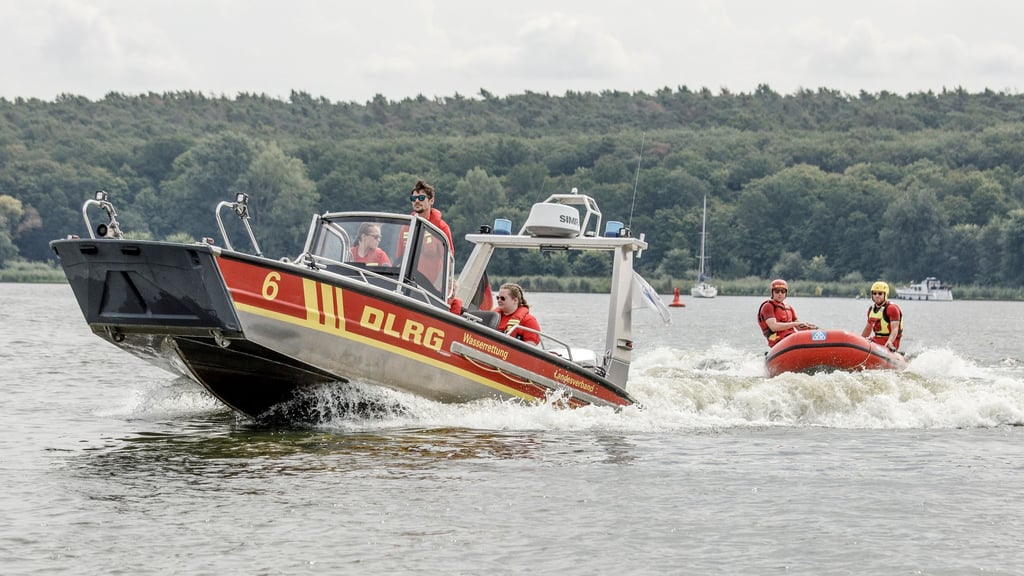 Tauchteams von DLRG, Polizei und Feuerwehr suchten den vermissten Menschen. (Symbolbild)