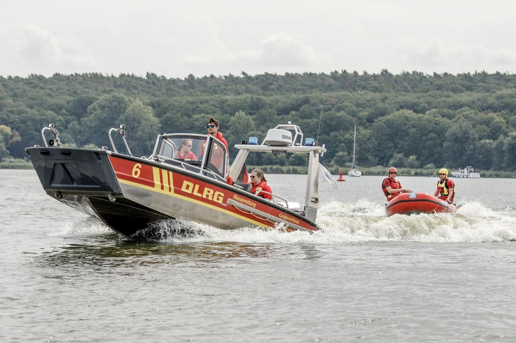 Tauchteams von DLRG, Polizei und Feuerwehr suchten den vermissten Menschen. (Symbolbild)