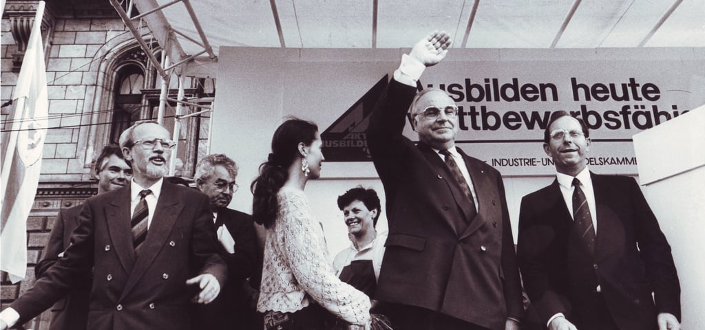Lothar de Maiziere, Helmut Kohl und der damalige hallesche Oberbürgermeister Peter Renger auf dem Marktplatz.