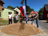Mit einem symbolischen Spatenstich geben Landrat Thomas Balcerowski (3.v.r.), Stadtbürgermeister Rico Röse (2.v.l.), Ortsbürgermeisterin Michaela Schneider (3.v.l.) und Vertreter der am Bau beteiligten Firmen den  Startschuss zur Sanierung der Kreisstraße in Reinstedt.