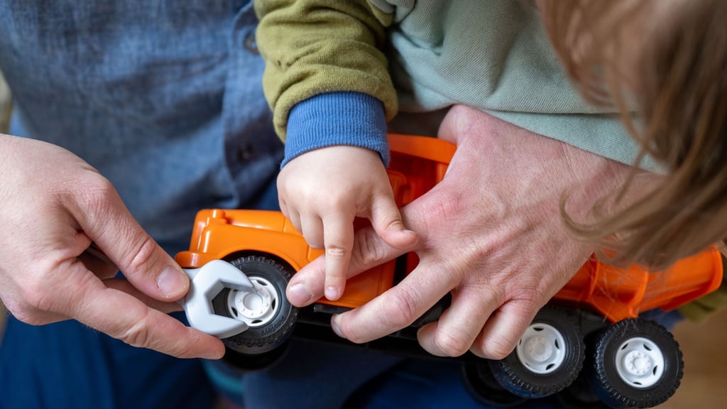 Das Bundesverfassungsgericht hat entschieden:<br> Wenn ein Elternteil gerne Kontakt zum Kind hätte, das Kind aber nicht möchte, kann das Gericht entscheiden.