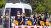 Einsatzkräfte der Polizei sichern die Umgebung des Kanzleramts.