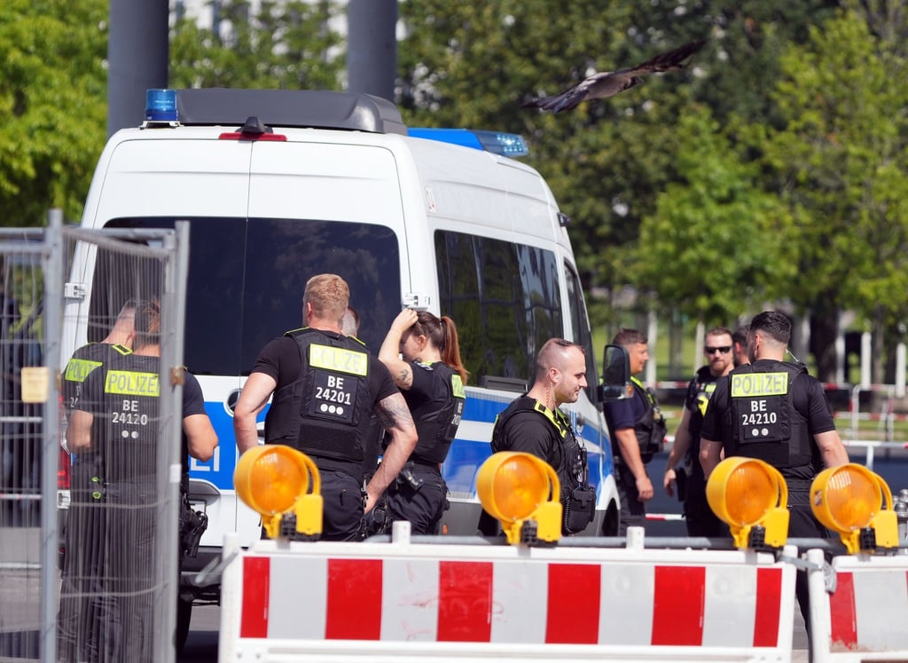 Einsatzkräfte der Polizei sichern die Umgebung des Kanzleramts.
