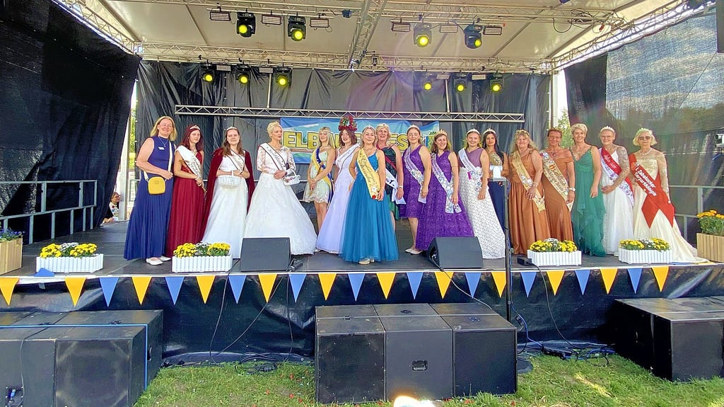 Die Majestäten werden auf der Bühne in Parey beim Elbauenfest empfangen. Zuvor haben sie die Schiffswerft Bolle besucht.
