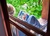 Kinder in Deutschland nutzen Soziale Medien offenbar immer früher, zeigen Studien. 