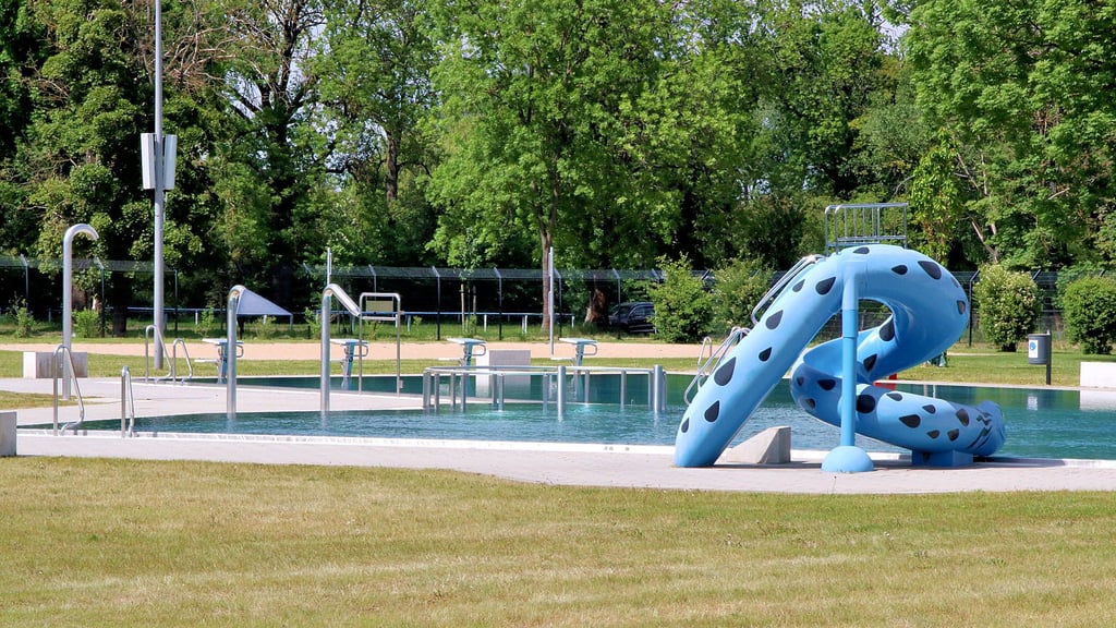Bei Regen und kühlem Wetter blieb das Freibad im Juli oft leer.
