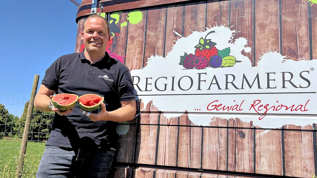 Melonen pflücken bei Halle: Klein, aber saftig und zuckersüß ist diese Melone. RegioFarmers-Chef Peter Meinhardt hat den Geschmack geprüft und ist zufrieden. Natürlich werden auch größere Exemplare angeboten.