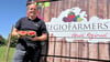 Melonen pflücken bei Halle: Klein, aber saftig und zuckersüß ist diese Melone. RegioFarmers-Chef Peter Meinhardt hat den Geschmack geprüft und ist zufrieden. Natürlich werden auch größere Exemplare angeboten.