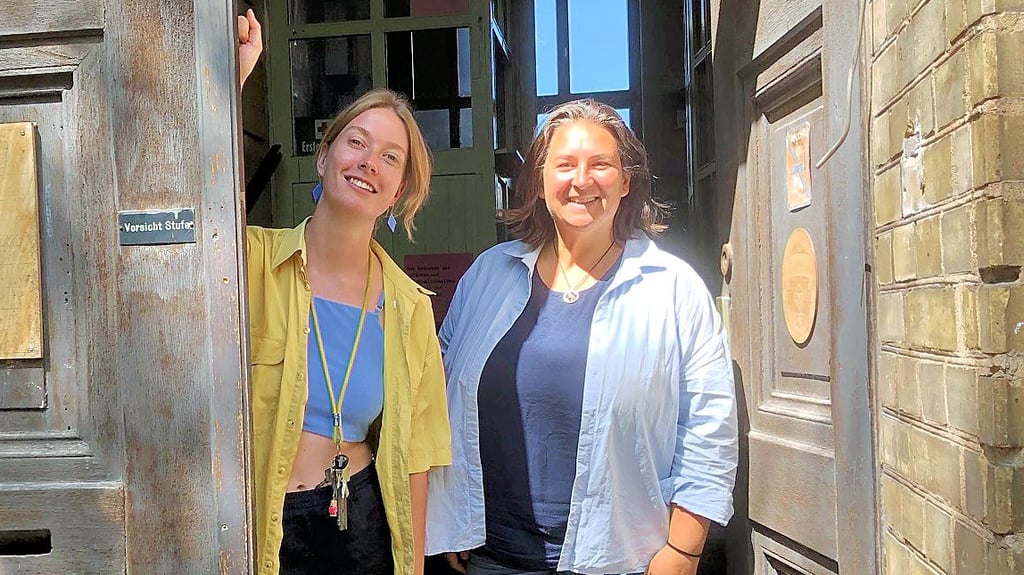 Ulrike Kegler und Wencke Hamann vom Vereinsvorstands an der historischen Eingangstür des Vor-Ort-Hauses