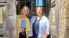 Ulrike Kegler und Wencke Hamann vom Vereinsvorstands an der historischen Eingangstür des Vor-Ort-Hauses