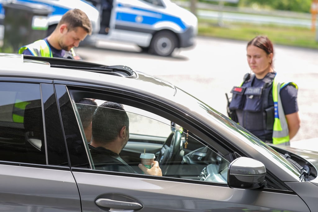 An der Grenze zu den Niederlanden kontrollieren Bundespolizisten die Einreisenden. Bundesinnenminister Dobrindt (CSU) hatte nur wenige Stunden nach seinem Amtsantritt verstärkte Grenzkontrollen verfügt. (Archivfoto)