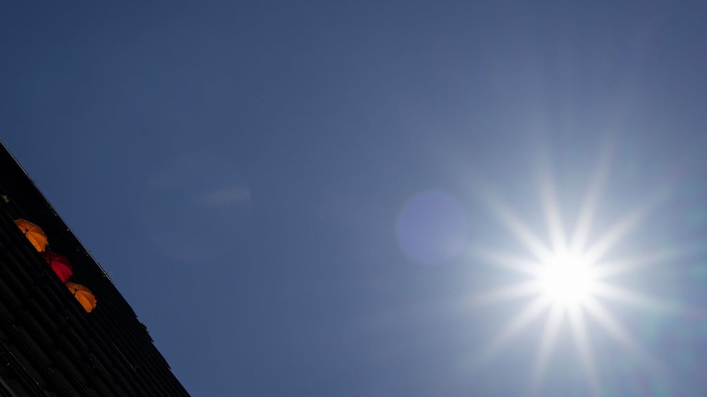 Die Sonne scheint auf Berlin und Brandenburg und bringt hohe Temperaturen mit sich. (Symbolbild)