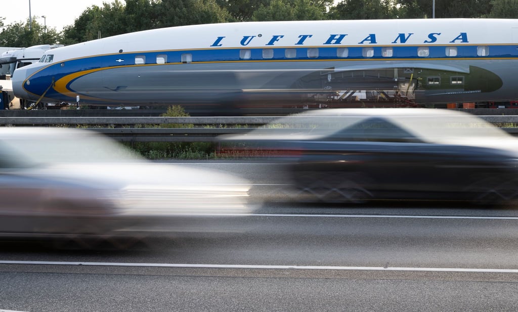 In mehreren Schwertransporten wird das historische Flugzeug nach Frankfurt gebracht.