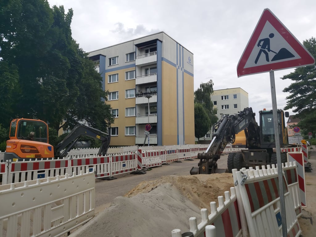 Eine SWM-Baustelle in Magdeburg kostet Anwohner Nerven: Seit Wochen herrscht Stillstand, Absperrungen werden mehr, Parkplätze weniger.