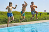 Arian Thieme und die Brüder  Ole und Pepe Bischoff (v.l.) finden in diesen heißen Tagen Abkühlung im Theißener Freibad.
