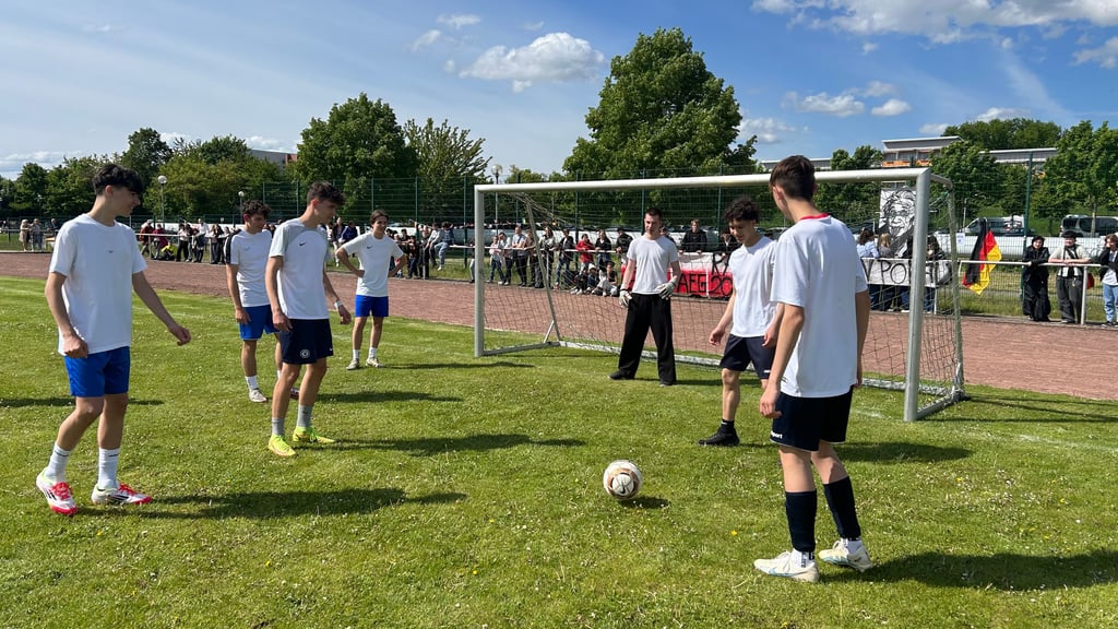 Auf dem Sportplatz des Albert-Einstein-Gymnasiums in Magdeburg finden verschiedene Veranstaltungen statt. Aktuell ist die Sporthalle nicht nutzbar.