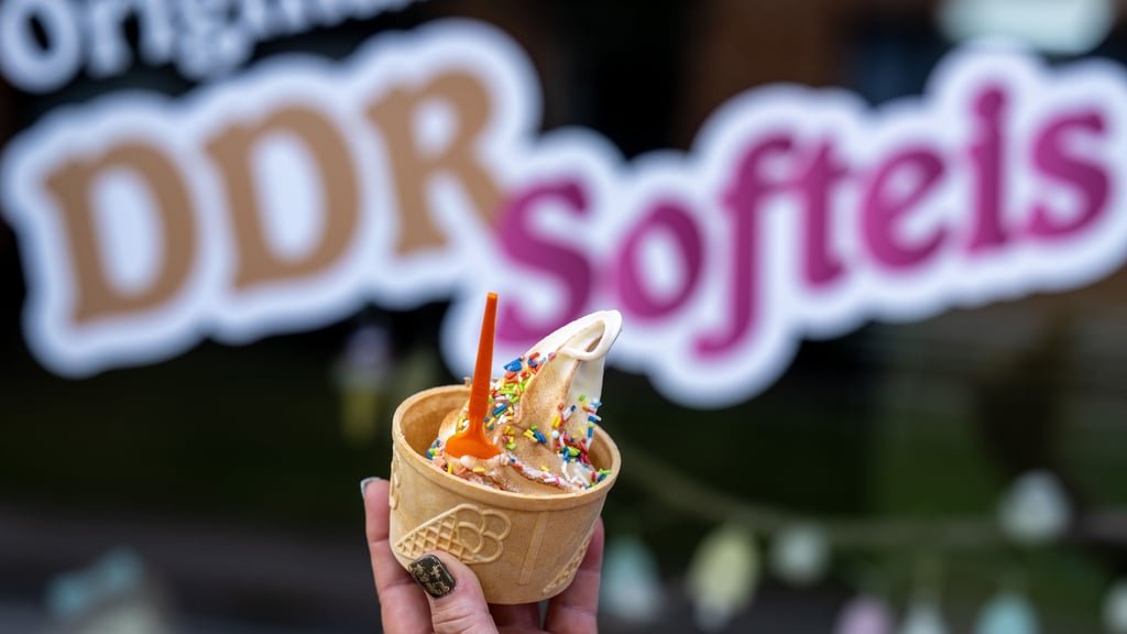 Original DDR-Soßeis aus Gößnitz: In Ulrike Helbigs „Eisfabrik“ genießen Kunden das cremige Kult-Eis wie früher – frisch gezapft in der Waffel.