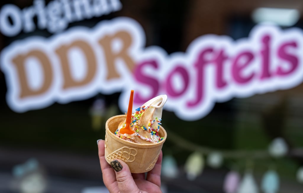 Original DDR-Soßeis aus Gößnitz: In Ulrike Helbigs „Eisfabrik“ genießen Kunden das cremige Kult-Eis wie früher – frisch gezapft in der Waffel.