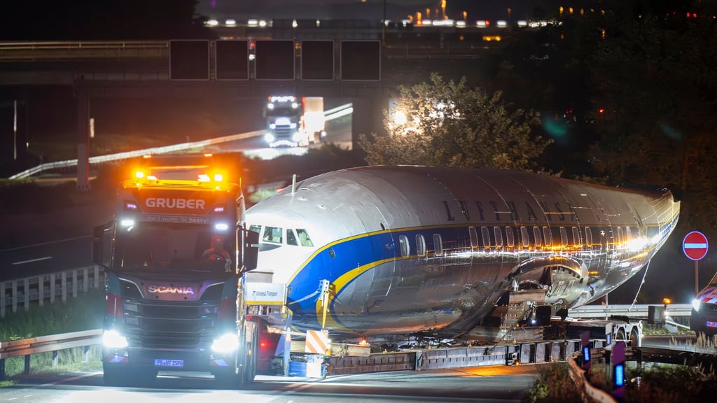 Per Schwertransport kommt das historische Flugzeug nach Frankfurt.