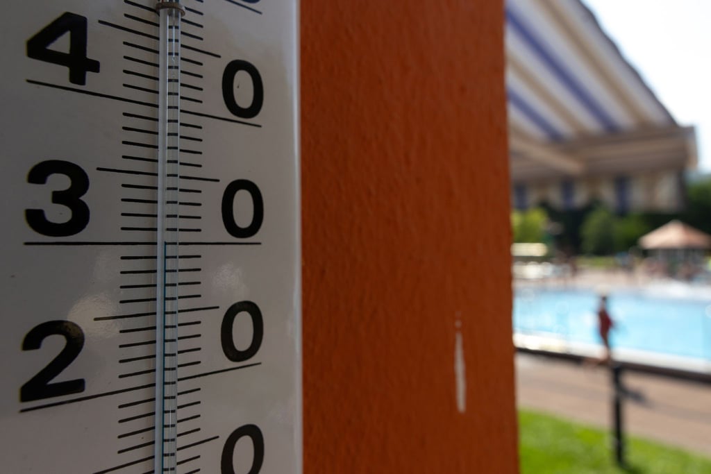 Im Osten Deutschlands werden Temperaturen von bis zu 37 Grad erreicht, bevor eine Kaltfront Abkühlung bringt.