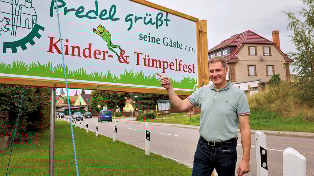 An der Bundesstraße 2 kann man die Werbung für das Predeler Tümpelfest nicht übersehen. Es findet am bevorstehenden Wochenende von Freitag bis Sonntag auf dem Tümpel in den Elsterwiesen statt. Ortsbürgermeister Falko Richter ist mit dabei und wünscht sich viele Gäste.