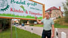 An der Bundesstraße 2 kann man die Werbung für das Predeler Tümpelfest nicht übersehen.  Es findet am bevorstehenden Wochenende von Freitag bis Sonntag auf dem Tümpel in den Elsterwiesen statt. Ortsbürgermeister  Falko Richter ist mit  dabei und wünscht sich viele Gäste. 