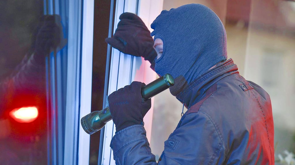 Jeden zweiten Tag versuchen Täter im Salzlandkreis, in Wohnungen einzubrechen.