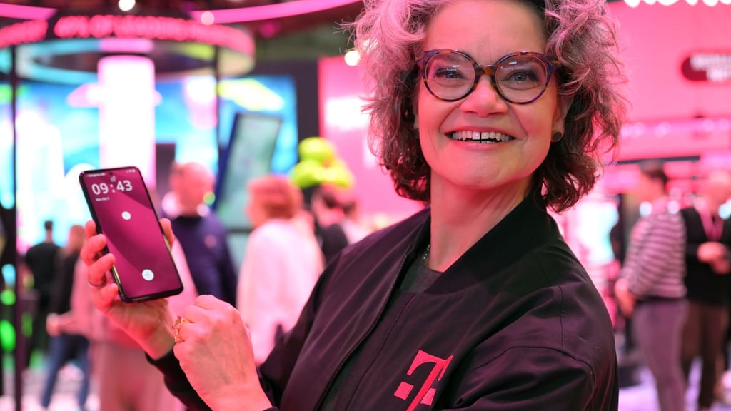 Telekom-Vorständin Claudia Nemat hält große Stücke auf das neue Smartphone ihrer Firma.